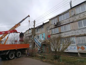 Произошло обрушение конструкций трех лоджий в результате самовольной перепланировки помещений собственниками.