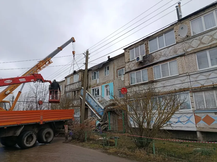 Произошло обрушение конструкций трех лоджий в результате самовольной перепланировки помещений собственниками.