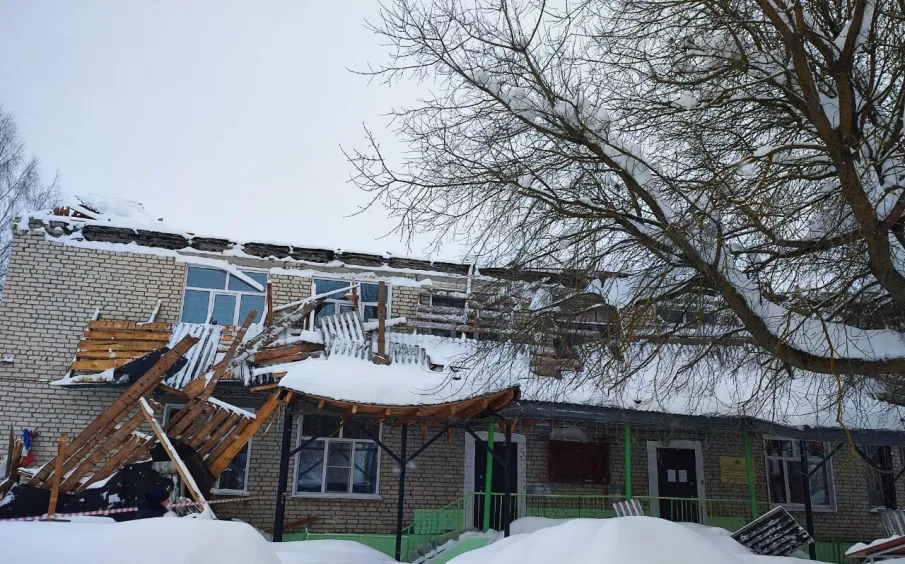 Произошел сход части кровли на основном здании детского сада №3