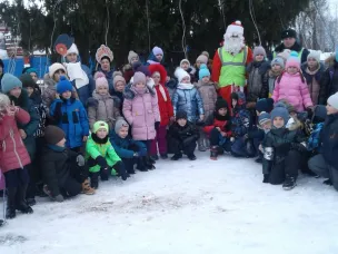 Хоровод вокруг елки с полицейским Дедом Морозом