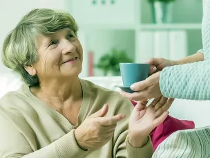 Как оформить выплату по уходу за пожилым человеком