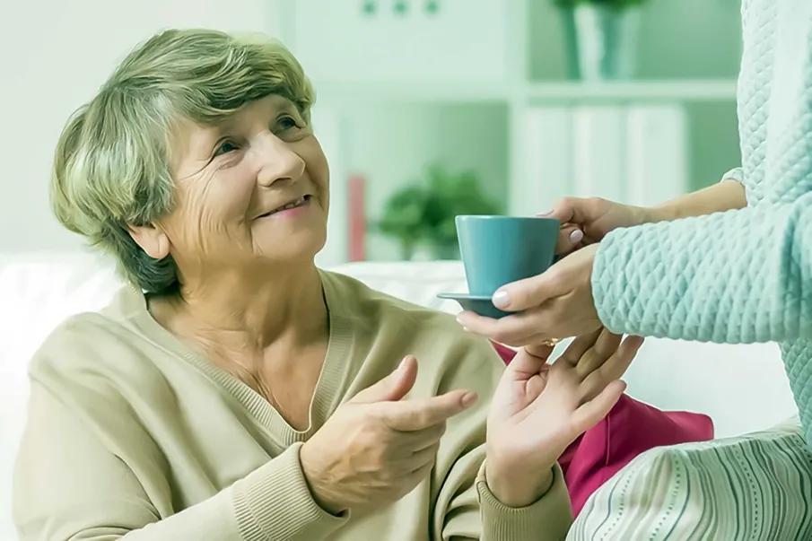 Как оформить выплату по уходу за пожилым человеком